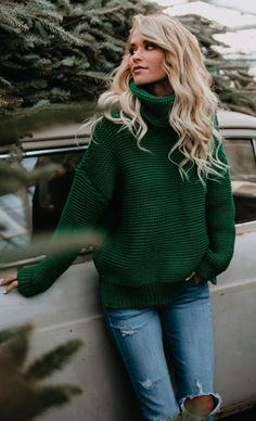 Just a pretty style | Latest fashion trends Solid Color Sweater, Stylish Winter Outfits, Pullover Outfit, Fashion Blogger Style, Fall Winter Style, Trend Fashion, Green Sweater, Fall Winter Fashion, Winter Clothes