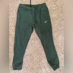 Size L Nike Sweats. Jogger Style, Pockets, Thick Material, Drawstring. Like New. Forest Green Color Fitted Cotton Nike Pants, Fitted Nike Cotton Pants, Nike Fitted Cotton Pants, Nike Green Bottoms, Nike Green Sweatpants For Loungewear, Nike Green Casual Sweatpants, Nike Green Loungewear Bottoms, Nike Green Cotton Bottoms, Nike Green Loungewear Pants