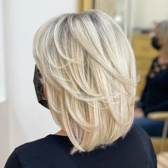 Medium Cut with Layers for Thick Straight Hair Blonde Wavy Bob, Wavy Bob Wig, Curly Bob Wig, Layered Wig, Dunner Wordend Haar, Platinum Blonde Highlights