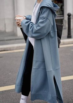 Korean Winter Outfits, Mode Mantel, Modest Casual Outfits, Mode Kimono, Blue Coat, Maxi Coat, Modest Wear, Fashion Mistakes, Modest Fashion Outfits