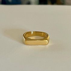 Siegelring, 14k Vergoldet Machen Sie es bedeutungsvoller und fügen Sie Personalisierung hinzu. Dieser zierliche stapelbare Goldbarrenring wäre eine perfekte Ergänzung zu Ihrer Schmuckkollektion oder ein perfektes Geschenk für einen besonderen Menschen. ✨F E A T U R E S ✨ 🔸 14K Vergoldet 🔸 Schickes, schlankes, minimalistisches Design 🔸 Kundenspezifische Gravur verfügbar 📦Verpackung 🎁 Alle meine Produkte werden in einer sorgfältigen, stilvollen und einzigartigen Verpackung an unsere Kunden geschickt. Ich verpacke mein Produkt so, dass während des Versands kein Schaden am Produkt entsteht. Wenn Sie ein Geschenkpaket wünschen, beachten Sie bitte uns und wir können eine stilvolle Verpackung für Sie machen! 📫Versand und Lieferung 🚚 KOSTENLOSER Versand für alle Bestellungen aus dem Ausland Rectangle Signet Ring, Gold Bar Ring, Simple Stacking Rings, Gold Ring Women, Engraved Signet Ring, Delicate Gold Ring, Custom Signet Ring, Bar Ring, Gold Bar