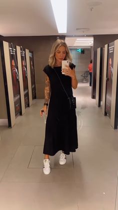 Long Black Dress And Sneakers Outfit, Work Outfits Tennis Shoes, Long Dress With Tennis Shoes, Black Tshirt Dress Outfit Summer, Outfit Vestido Y Tenis, Adidas Dress Outfits, Outfit Vestido Largo, Dresses With Tennis Shoes, Superstar Outfit