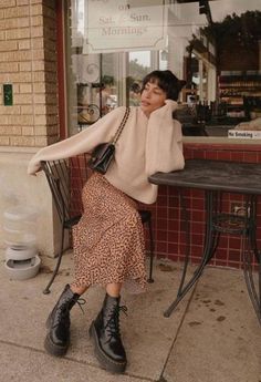 How to Wear 2020's Hottest Boot Trend Like a Pro | Pijamas Women, Millennials Fashion, Mode Inspo, Look Vintage, Casual Fall Outfits, Mode Vintage, Looks Style