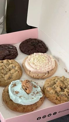 Crumbl Cookie Aesthetic, Crumble Cookies Aesthetic, Crumbl Aesthetic, Crumbl Cookies Aesthetic, Casual Outfits Winter, Springs Outfit, Cookies Aesthetic