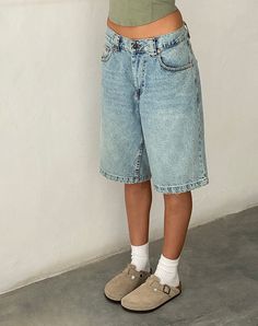 image of Low Rise Skater Short in Bleach Denim Cute Jean Shorts Outfit Summer Casual, Boyfriend Jean Shorts Outfit, Baggy Bermuda Shorts Outfit, Long Baggy Denim Shorts, Mid-rise Denim Shorts For Streetwear, Baggy Y2k Denim Shorts, 90s Denim Shorts With Pockets, Jorts Aesthetic