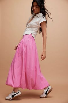 Bubble Skirt Street Style, Bubble Maxi Skirt, Maxi Bubble Skirt, Balloon Skirt Outfit 2024, Bubble Skirt Outfit, Eurotrip Outfits, Pink Skirt Outfits, Thrift Wishlist, Pink Ruffle Skirt