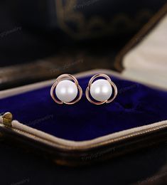 DESCRIPTION ✦Elegant Freshwater Pearl Stud Earrings Rose Gold Circle Floral Bridal Earrings Minimal Round Natural Pearl Earrings ✴Center Stone Round Cut - Freshwater Pearl Size - 7-7.5 mm(2) ✴Earring Size- About 10.4*10 mm ✴Metal: Available in 10k/14k/18k solid rose, yellow or white gold. ✦Find More Items about wedding season： https://www.etsy.com/shop/TinyLightJewelry?ref=seller-platform-mcnav&section_id=49224126 Custom Our rings are customizable, including resizing, gemstone replacement, and p Rose Gold Circle, Natural Pearl Earrings, Earrings Minimal, Romantic Gifts For Her, Earrings Rose Gold, Special Ring, Gold Circle, Rose Yellow, Earrings Minimalist