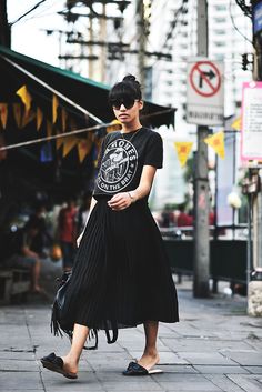 Frühling Outfit, Rok Midi, Skirt Diy, Sweatpants Outfit, Looks Street Style, Looks Black, Midi Skirts, Band Shirts, Outfits Casual