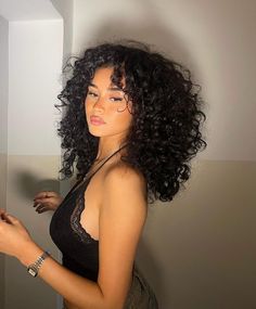 Curly Hair Advice, Curly Hair Accessories, Big Curly Hair, Different Hair Types, Black Curly Hair, Curly Hair Women, Curly Hair Inspiration, Hair Flip, Curly Girl Hairstyles