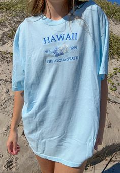 Embroidered Hawaii tee Runs true to size Affordable Vsco Crew Neck T-shirt, Hawaii Graphic Tee, Summer Tees Graphics, Beachy T Shirts, Graphic Tees Cute, Beachy Graphic Tees, Beach Graphic Tees, Summer T-shirts, Beachy Clothes Aesthetic