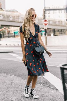 How to wear a dress and sneakers Trend Outfits, Dress And Sneakers Outfit, Converse Outfits, High Top Converse, Cherry Dress, Comfy Clothes, Outfits With Converse, Combat Boot, Dinner Outfits