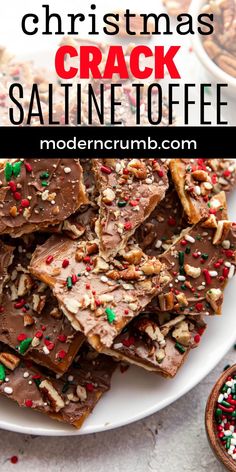 Your friends and family will go nuts over this Christmas crack! It's buttery, salty, sweet goodness. Saltine crackers smooshed between caramel toffee and milk chocolate, topped with chopped pecans and festive Christmas sprinkles. Ghiradelli Chocolate, Saltine Toffee, Vegetarian Christmas, Christmas Desserts Easy, Caramel Toffee, Christmas Sprinkles, Filled Cookies, Saltine Crackers