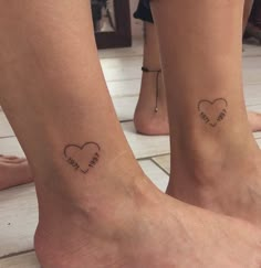 Tatuagem conjunta com os filhos Small Tattoo Ideas Matching Mom, Tattoo Ideas To Get With Your Mom, Tattoos For Daughter And Mom, Mum N Daughter Tattoo, Mum Tattoo Ideas For Daughter, Tattoo About Mother, Tattoo Ideas For Mum And Daughter, Matching Tattoos With Your Mom, Matching Tattoos To Get With Your Mom