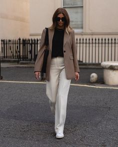 Emma Hill (@emmahill) | Instagram White Pants Outfit Summer, Classic Fashion Style, Poncho Outfit, Business Casual Minimalist, Off White Pants, Winter Work Wear, Athleisure Women