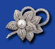 Very beautiful openwork brooch in the shape of flowers in new silver color of openwork quality Art Deco spirit set with "rhinestone diamonds" and set with its large pearly white collection pearl. Solid clasp, see photos for support. This flower-shaped jewel brooch in the old-fashioned style will seduce you with its certain charm and its Art Deco side. Perfect for making an original and unique gift or to expand your personal collection. As a gift, a small gift bag. Dimensions: Length: 5.5 cm Widt Silver Rhinestone Brooches For Anniversary, Silver Rhinestone Brooches As Gifts, Silver Rhinestone Brooches For Gifts, Silver Brooches With Diamond Accents For Evening, Elegant White Filigree Brooches, Silver Brooches With Diamond Accents For Wedding, Silver Rhinestone Brooches For Wedding, Silver Wedding Brooch With Diamond Accents, Glamorous Silver Brooch Jewelry