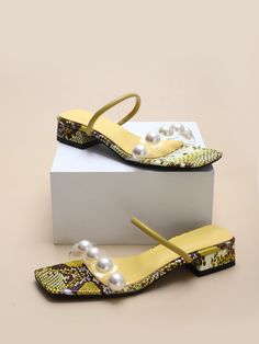 Flower Slippers, Fancy Sandals, Square Toe Shoes, Zara Heels, Shoes Photography, Classy Shoes, Chic Shoes, Girly Shoes