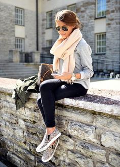 cute + casual Witte Sneakers Outfit, Simple College Outfits, Uk Outfits, Abroad Outfits, Look Legging, Mode Tips, Travel London, London Outfit, Lv Bags