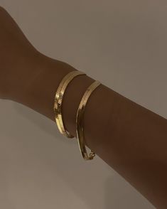 Product Description She is liquid gold around your wrist. Hera features a 4mm herringbone chain made into a bracelet. She is sophisticated, elegant, and compliments any outfit or occasion — whether it's a fancy dinner date or casually lounging on the couch. …………………………………. D E T A I L S • Herringbone chain width measures 4mm• Lobster clasp• Tarnish-resistant, waterproof, and safe for sensitive skin • 18K Gold Filled Fancy Dinner Date, Flat Snake Chain, Herringbone Bracelet, Herringbone Chain, Fancy Dinner, Liquid Gold, Dinner Date, A Bracelet, Snake Chain