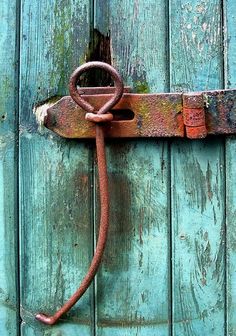 an old rusty door handle with the words barndor hardware attached to it's side