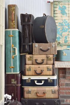 What can you do with an old suitcase? These suitcase decorating ideas will show you how fun vintage suitcases can be in your home's decor. You'll never ask, How do you display old suitcases? again. #vintagesuitcases #oldsuitcases #homedecor #homedecorating #vintagedecor #vintagedecorating #homeaccessorizing #decorideas Old Suitcase Ideas, Vintage Suitcase Decor, Suitcase Display, Vintage Suitcase Wedding, Suitcase Ideas, Suitcase Decor, Vintage Kids Room, Shelving Display, Antique Booth Ideas