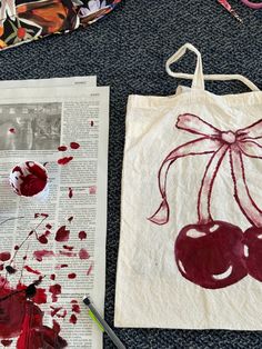 #coquette #graphicprint #totebagpattern #totebag #tote #fashion #bag #cherry #cherrybag Diy Bag Aesthetic, Valentines Diy Painting, Painted Bags Ideas Aesthetic, Tot Bag Painting, Tote Bag Painting Ideas Coquette, Diy Tote Bags Painting, Aesthetic Totebag Design, Totes Bag Aesthetic