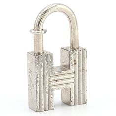 Used Hermes Padlock 2000 Limited Edition First Step Of The New Century Silver Metal Key Ladies Men's Premiers Pas Dans Le Siecle Hermes (Sku: Gzl14v8c) === General === Brand : Hermes === Design === Type : Cadena Gender : Men,Women Material : Metal Color : Silver === Size === Size (Hxwxd) : 3.6cm X 2cm X 7.00mm / 1.41'' X 0.78'' X 0.27'' === Included Items === Accessories : None Accessories Notice : Before Purchasing, Please Refer To The Images Of The Accessories Included With The Item. === Condi Hermes Design, New Century, Metal Color, First Step, Limited Editions, Luxury Branding, Metallic Silver, Limited Edition, Silver