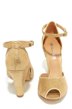 Chelsea Crew Leaf Gold Peep-Toe Heelsat Lulus.com! Gold Shoes Wedding, Cute Trendy Shoes, Heels Casual, Next Shoes, Shop Boots, Ankle Strap High Heels, Flats Sandals, Shoes Wedding, Gold Shoes