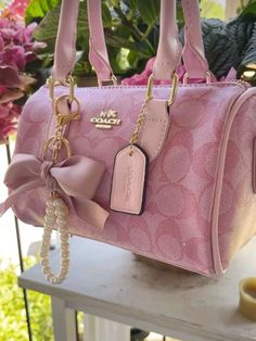 Coach Bag Pink, Purse Accessories Ideas, Mochila Coach, Coach Bags Aesthetic, Coach Pink Bag, Pink Coach Bag, Pink Bags