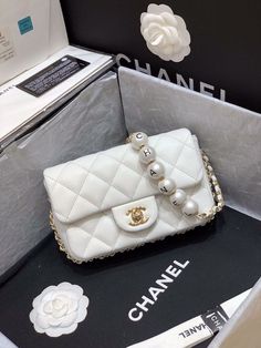 Description CC Small Pearl Logo Strap Flap Bag White For Women, Women’s Handbags, Shoulder And Crossbody Bags 7in/18cm AS1436 Rep 1:1 Measurements: 18 x 7 x 13 cm / 7 x 2.7 x 5.1 inches (Length x Width x Height) White Gold-toned hardware Adjustable chain shoulder strap Beautifully structured flap-over design Includes box, dust bag. This product is of the best quality. Chanel 2020, Pearl Logo, Chanel Flap Bag, Classic Flap Bag, Woven Chain, Bowling Bags, Evening Clutch Bag, Replica Handbags, Coco Chanel