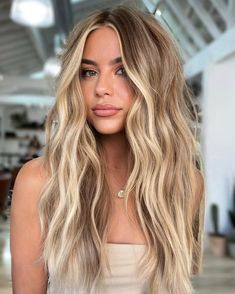 Golden Blonde Dimensional Hair, Money Piece Balayage Blonde, Money Pieces Blonde, Money Piece Hair Blonde, Khole Kardashian, Spring Hair Color Trends, Sandy Blonde Hair, Summer Blonde Hair