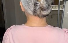 This guide shares a claw clip hack. Learn an easy updo in this quick tutorial. Claw Clip Bun, Clip Bun, Elegant Hairstyle, Grey Hair Transformation, Hair Hack, Easy Updo, Mohawk Braid, Big Bun, Braided Bun Hairstyles