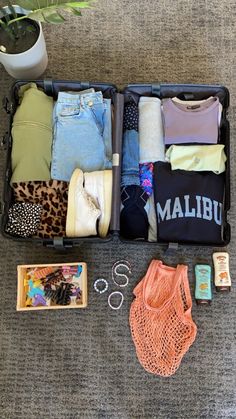 Beach Packing Aesthetic, Trip Packing Aesthetic, What To Do On Vacation, Preppy Packing, Packing Aesthetic, Plane Tips, Trip Couple, Road Trip Family, International Travel Checklist