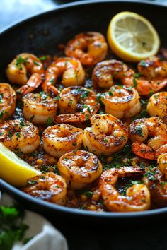 Sautéed shrimp garnished with parsley and lemon slices in a skillet. Healthy Family Dinner, Dinners For Two, Baked Shrimp Recipes, Shrimp Pad Thai, Shrimp Etouffee