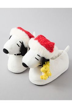 Soft & cozy/Slip-on silhouette Cheap Cute Christmas Gifts, Snoopy Slippers, Snoopy Accessories, Christmas Presents For Adults, Big Slippers, Burr Basket, Sea Stuff, Snoopy Stuff, Snoopy Gifts