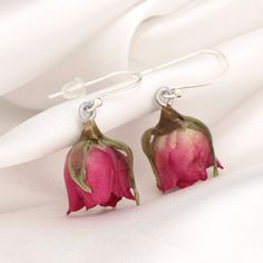 Real roses earrings with 925 sterling silver ear hooks. At least every woman loves flowers, whatever model. They love watching the rain make the blossoms of the roses soak up water, and then the wonder when the blossom opens. We love it all too, which is why we made our 925 sterling silver earring with real rose buds. Are you looking for a Valentine's Day gift to move your loved one? Are you still looking for a nice gift to move your mother, sister, aunt or friend who has already bought new shoe Bride Wedding Gift, Real Rose, Nature Earrings, Wedding Gifts For Bride, Nature Inspired Jewelry, Inspired Jewelry, 925 Sterling Silver Chain, Rose Earrings, Nature Jewelry