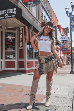 Our #1 selling Howdy tank just became a TEE!! Make sure you not only grab the cutest Howdy tank but now have to get the TEE! Fitted short sleeve cropped babydoll tee Material is Cotton Hang to dry Model is wearing a small SHOP THE LOOK Small Medium Large Length 17" 18" 19" Bust 13.5" 14.5" 15.5" Fancy Cowgirl Outfits, Sparkly Cowgirl Outfit, Summer Western Outfits, Outfit Vaquero, Wedding Guest Romper, Cowgirl Life, Hotel Soap, Babydoll Tee