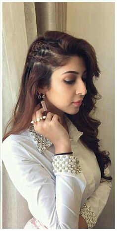 Short Hair Indian Hairstyles Wedding, Long Face Wedding Hairstyles, Hairstyles For Medium Length Hair Wedding Indian On Saree, Hairstyle On Saree For Party, Hairstyles With Saree Party Wear, Open Hair Hairstyles Wedding, Front Hair Styles For Wedding, Hairstyles For Women Indian, Hairstyles For Weddings Indian