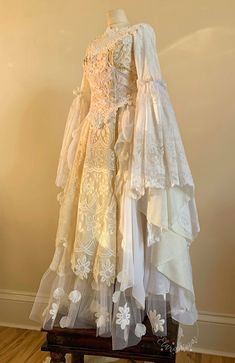 Magical Wedding Dress Enchanted Forest, Nontraditional Wedding Dress Color, Fairycore Wedding Dress, Hippy Wedding Dress, Wedding Vintage Dresses, Vintage Wedding Dress Long Sleeve, Cottagecore Wedding Dresses, Wedding Dresses Colored, Fairytale Clothing