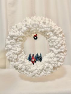 White loop yarn wreath, with gnome, pine trees and small wreath, handmade, perfect for hanging on doors or on top of a fireplace! Heart Wreath Tutorial, Candy Cane Wreath Tutorial, Christmas Gnome Wreath, Christmas Yarn Wreaths, Yarn Heart, Pom Wreath, Deco Mesh Wreaths Tutorials, Gnome Wreath, Decorated Wreaths