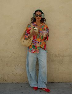 Julie Sarinãna - calça - Looks com pantalona jeans - styling - street style - https://stealthelook.com.br Boho Chic Pants Outfits, Romantic Boho Style Fashion, Chic Hipster Outfits, Rio Street Style Brazil, Summer Artist Outfit, Vibrant Fall Outfits, Clean Minimalist Aesthetic Outfits, Work Outfits For Creatives, Brazil Fashion Street