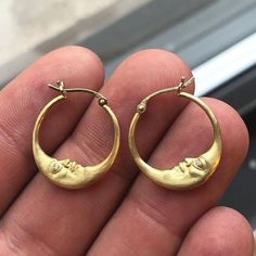 Piercing Snug, Japanese Tattoos, Accesories Jewelry, Hand Holding, Diy Schmuck, Jewelry Inspo, Pretty Jewellery, Ear Jewelry