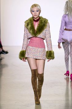 Qi pao with faux fur at neck Keyhole short sleeve shirt Kim Shui, Rose Print Dress, Green Tweed, Skirt Trends, Micro Mini Skirt, Fall 2022, New Yorker, Wearing Dress, Runway Fashion