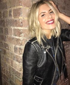 Sienna Miller Hair, Wavy Mid Length Hair, New Year Hairstyle, Mollie King, All Black Fashion, King Fashion, Blonde Hair Inspiration, Hair Bob, Fresh Hair