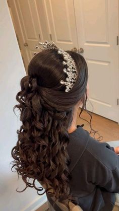 Quince Planning, Gold Quinceanera, Green Quinceanera, Green Quince, Natural Wedding Hairstyles, Quinceanera Planning, Fancy Hair