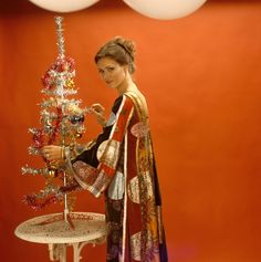 23 Retro Holiday Style Photos You Haven't Seen Before 70s Pictures, Retro Holiday, Pregnancy Looks, Sleek Hairstyles, Holiday Style, Winter Aesthetic, Metallic Dress, Hailey Bieber, Christmas Fashion