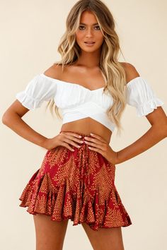 Linka Off-Shoulder Tie-Back Crop Top White by Selfie Leslie Short Skirt And Top Outfits, Crop Top Blanco, Teenager Party, Oktoberfest Woman, Estilo Hipster, Selfie Leslie, Y2k Skirt, Tie Shorts, Off Shoulder Fashion