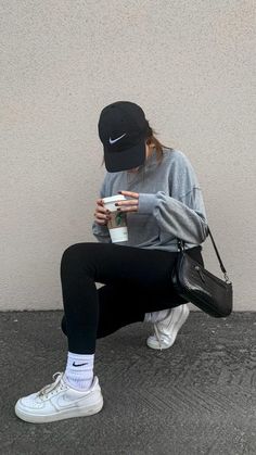 Leggings And Nike Socks Outfit, Adidas Cap Outfit, Black Cap Outfit, Nike Socks Women, Black Hat Outfit, Nike Socks Outfit