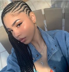 Lemonade Braids: Cornrowed Side. "Formation"-esque cornrows swept to one side. Click through for 40 hair looks inspired by Beyoncé’s Lemonade album. #lemonadebraids #beyonce #beyoncehair #braids #cornrows IG: @braidsgang Hawaii Hair, Lemonade Braids Hairstyles, Vacation Hairstyles, African Hair Braiding Styles, Small Braids, Feed In Braid, Box Braids Styling