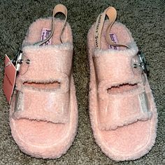 Juicy Couture Pink Fur Strap On The Back Brand New With Tags Super Cute And Comfortable Purple Flip Flops, Couture Heels, Heeled Flip Flops, Juicy Couture Shoes, Rubber Flip Flops, Rainbow Sandals, Black Flip Flops, Couture Shoes, Pink Fur