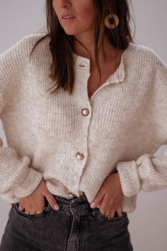 Beige Rufus Cardigan – Easy Clothes North America Mode Tips, The Cardigans, Blazer Outfit, Mode Inspo, Mom Outfits, Business Casual Outfits, Looks Style, Fall Winter Outfits, Look Fashion